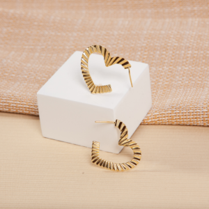 Brinco coração vazado ondulado