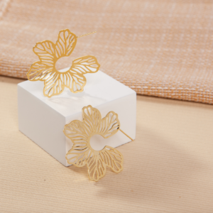 Brinco flor desenho vazado