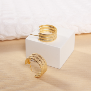 Brinco argola larga 3 ondas trabalhadas