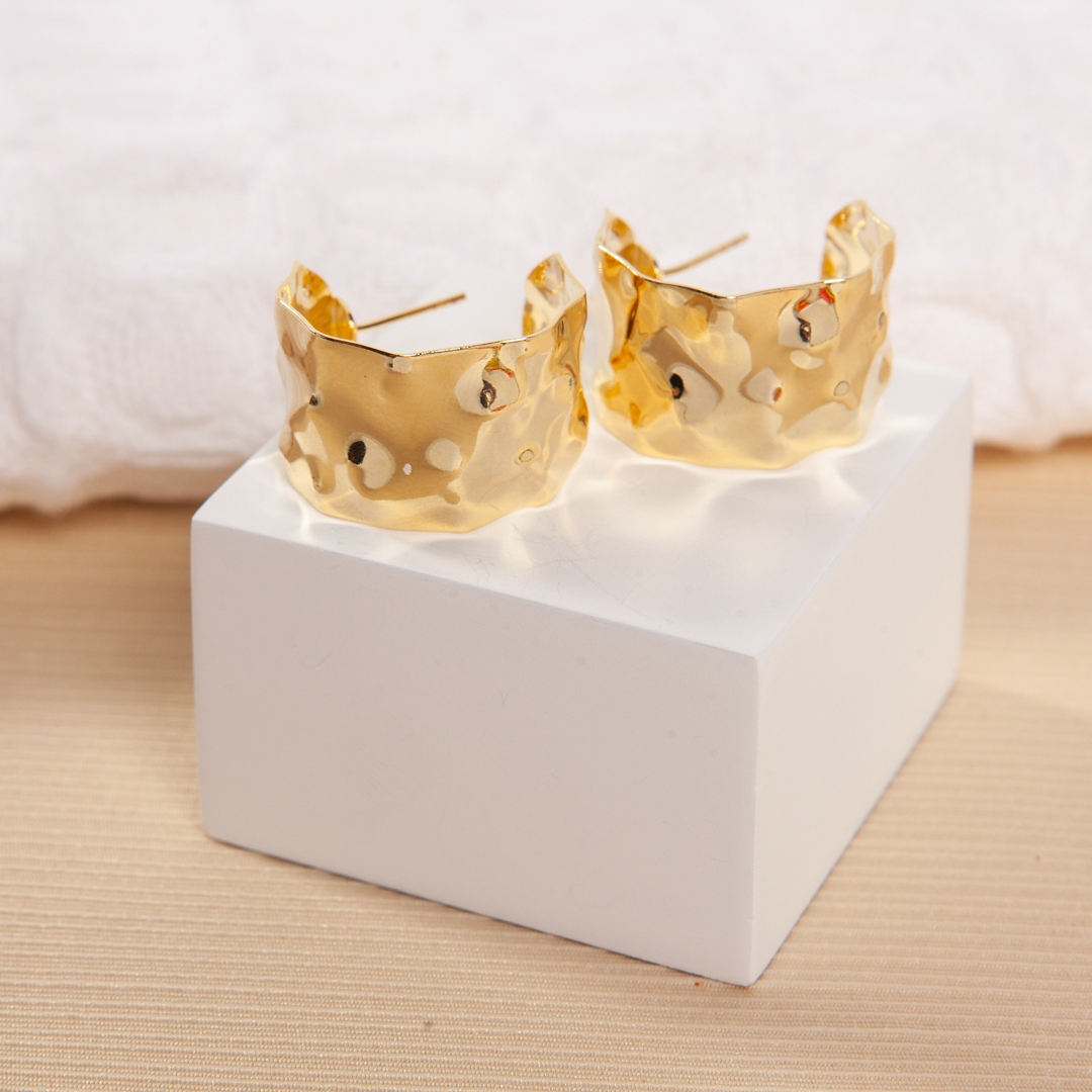 Brinco argola orgânica larga martelada