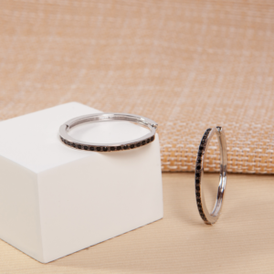 Brinco argola com zircônias negras